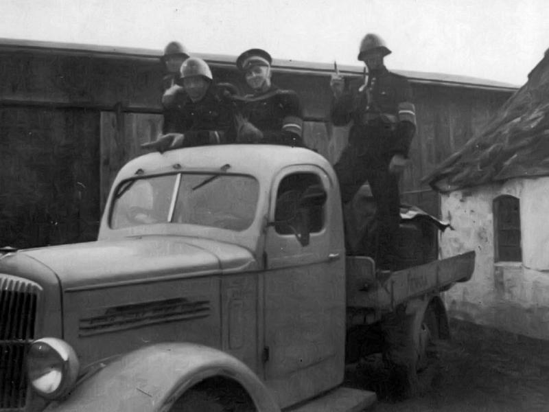 B6115 – Foto: Ledøje-Smørum Lokalarkiv - Politifolk som havde levet skjult på Stavnsbjerggård i Ledøje. Billedet er fra Arkiv.dk